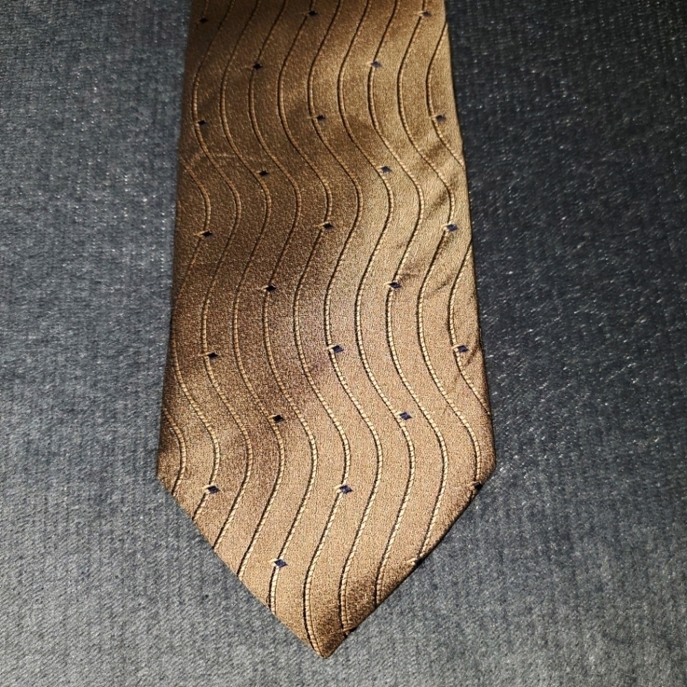 Gold / Tan Wave Pattern Tie New